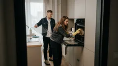 Jak wyczyścić piekarnik elektryczny bez chemii: prosty trik na tłuszcz i przypalenia