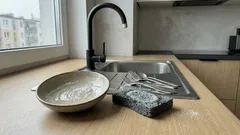 Wymieszaj płyn do naczyń z cukrem. Tłusty nalot schodzi łatwiej, ale nie zawsze warto