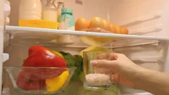 Szklanka soli w lodówce rozwiązuje powszechny problem: prosta sztuczka dla leniwych gospodyń domowych.
